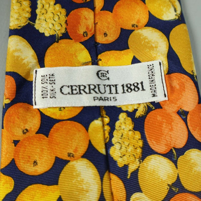 Etikett med Cerruti 1881 Paris och 100% siden