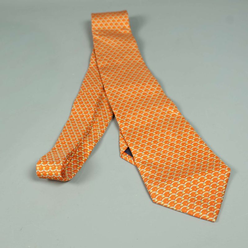 Orange slips i grafiskt mönster 