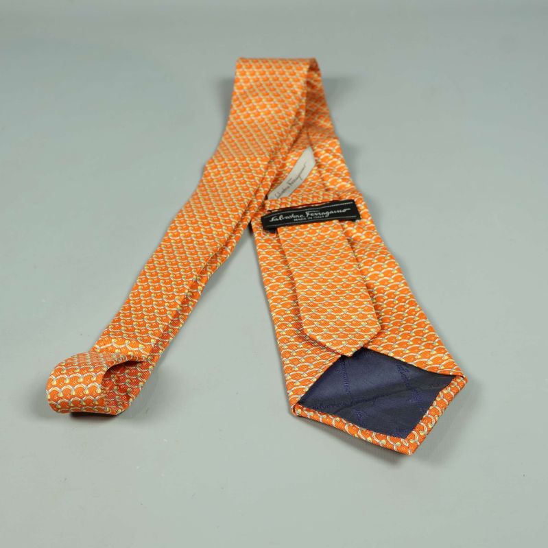 Etikett och baksida av orange slips