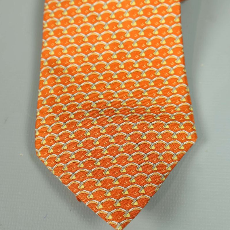 Närbild på mönstret på orange slips