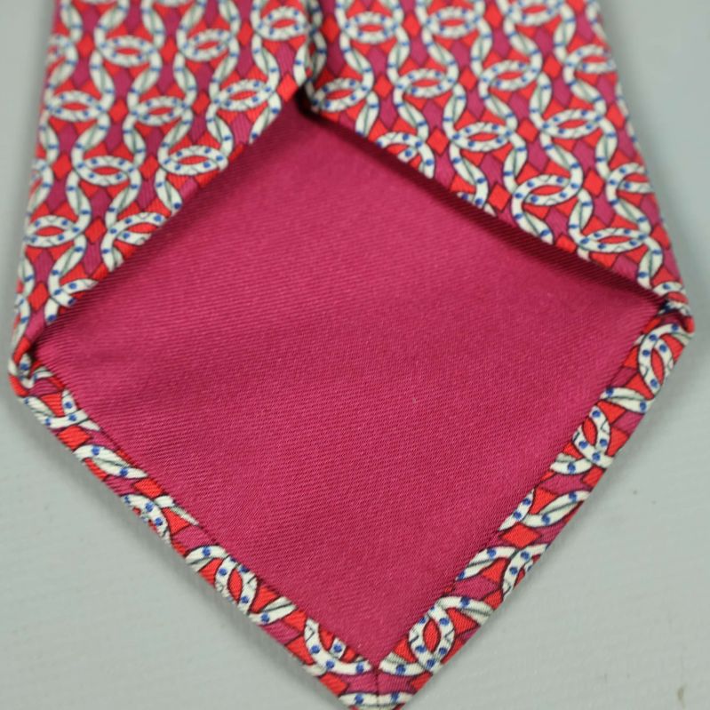 Närbild av slipsens rosa fodrad baksida