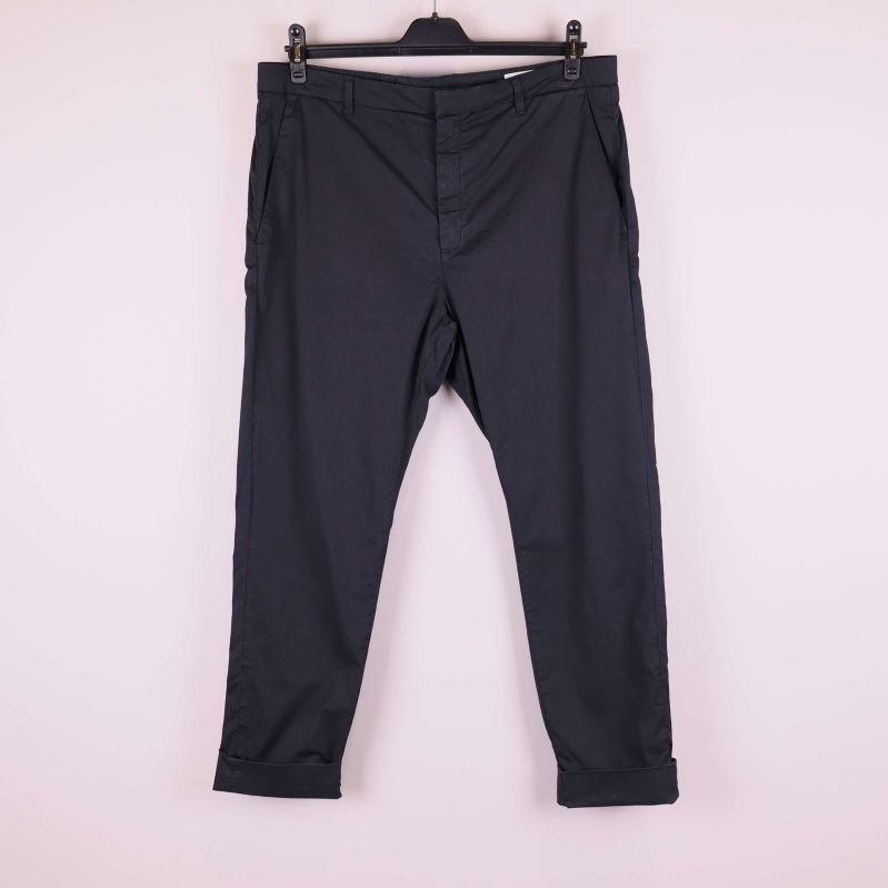 Svarta dressade byxor framifrån med raka ben