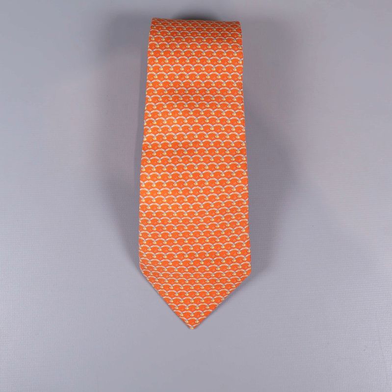 Orange slips med vitt geometriskt mönster framifrån