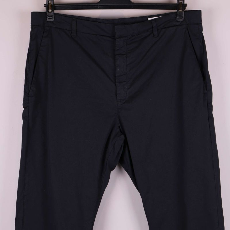 Närbild på fronten och fickor på svarta byxor