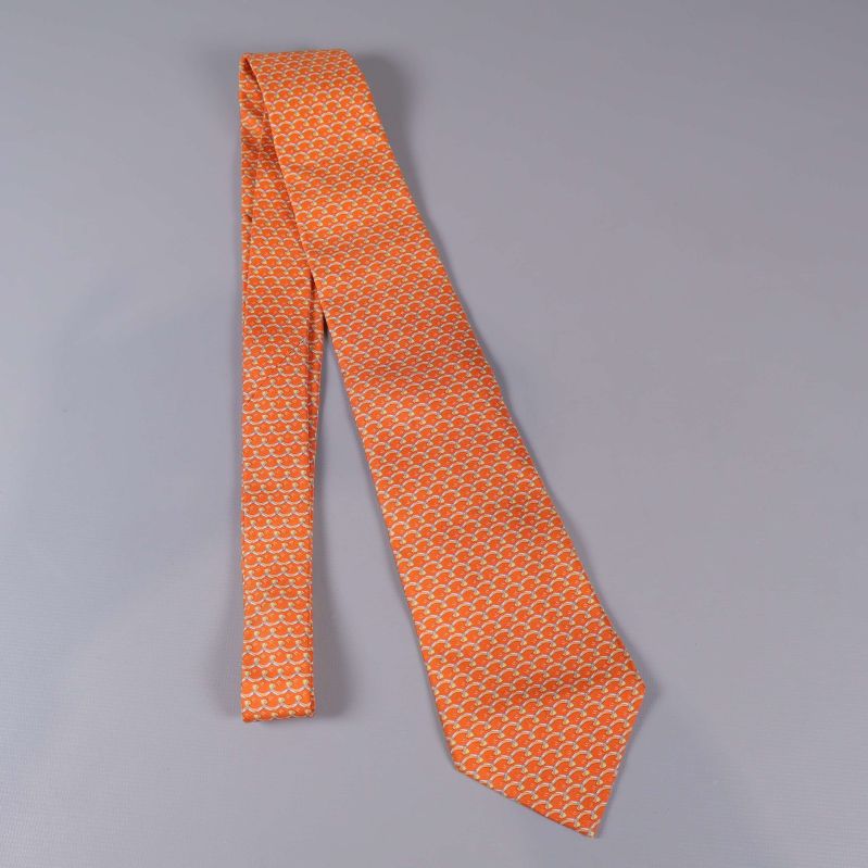 Slips i helfigur med uppvikt ände mot grå bakgrund