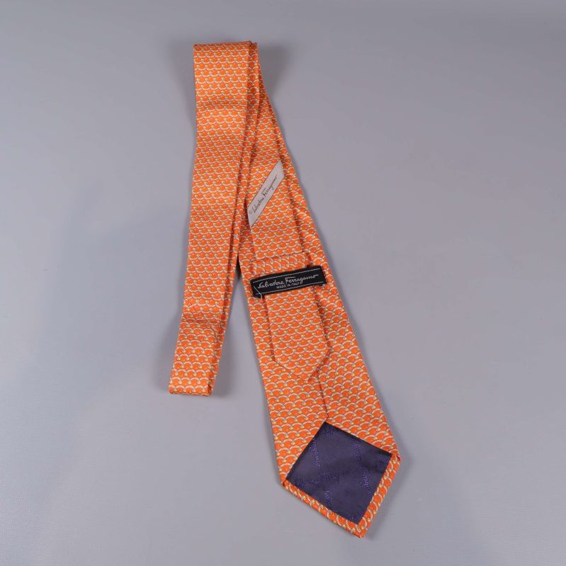 Baksida av slips med märkets logotyp synlig