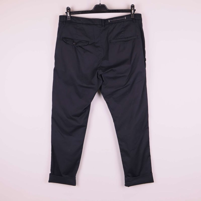 Svarta byxor bakifrån med fickdetaljer