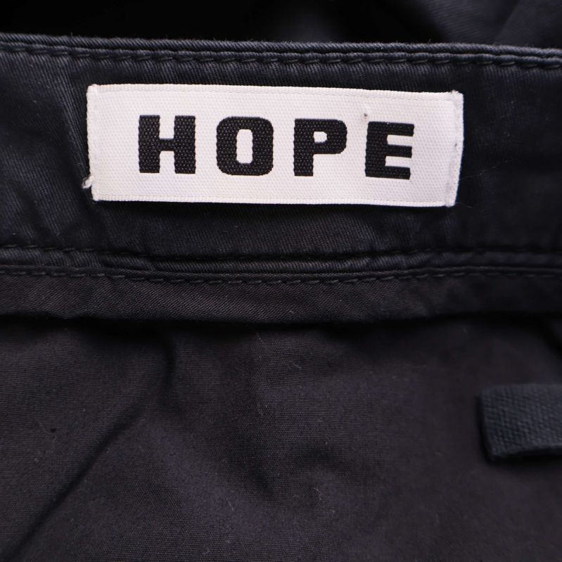 Närbild på vit HOPE-logotyp i linning