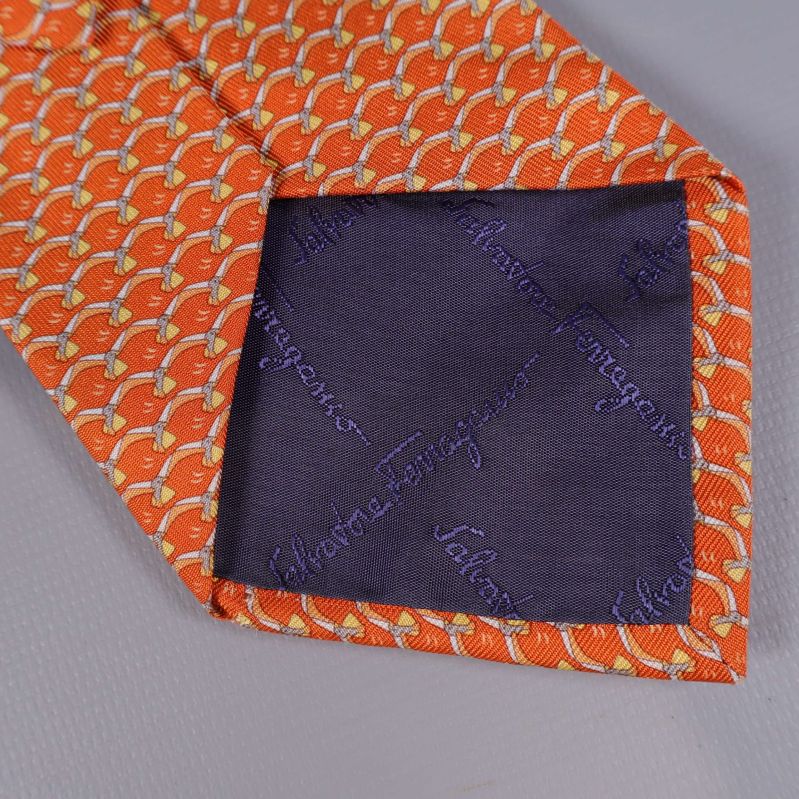 Fodrad spets av slipsen i lila med broderad text