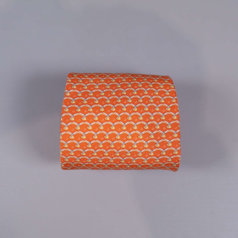 Slipsen rullad för att visa mönster och bredd