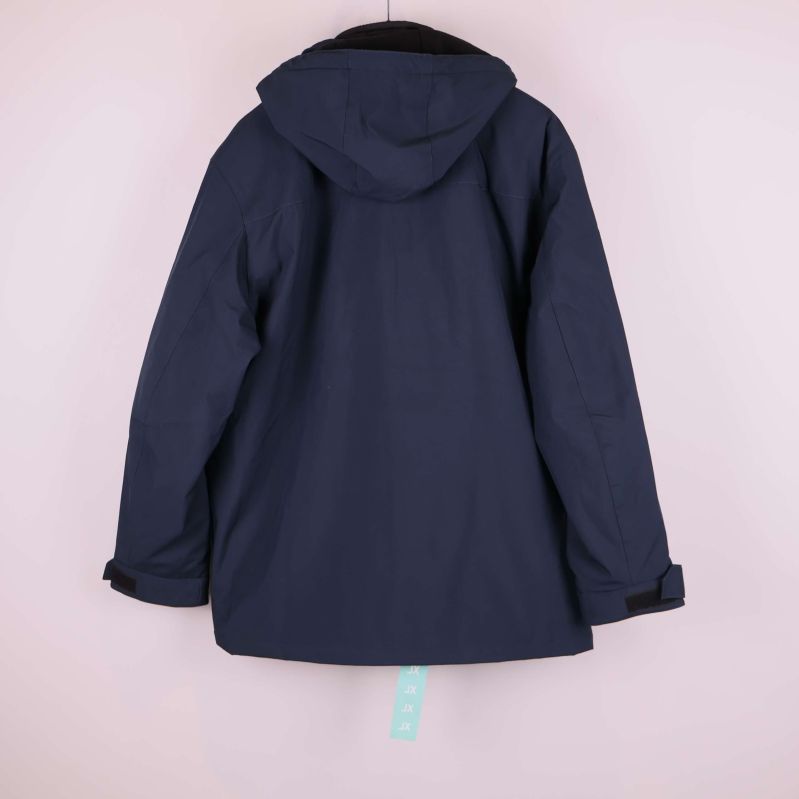 Baksidan av mörkblå jacka med huva och lång ärm