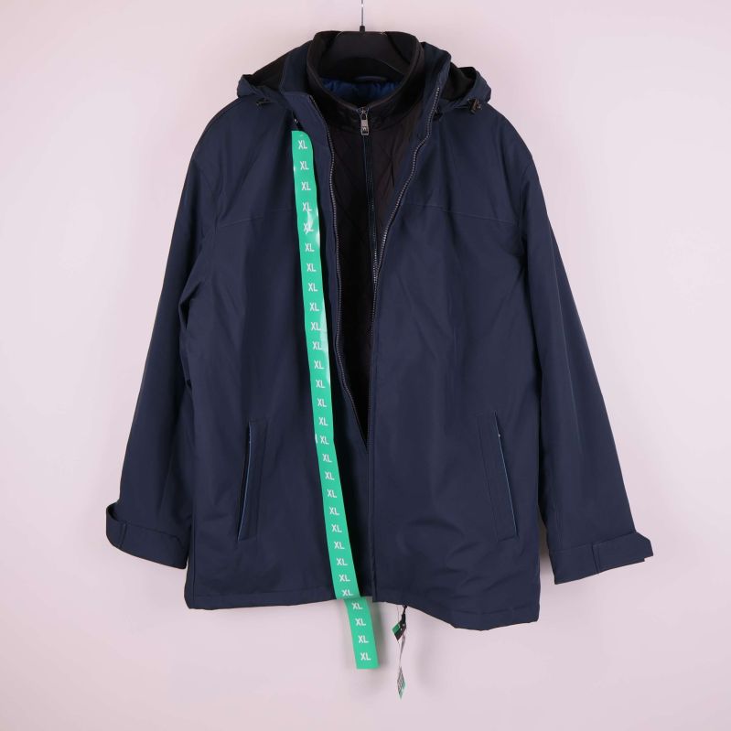 Framsidan av jacka med synlig dragkedja och grön XL-markering