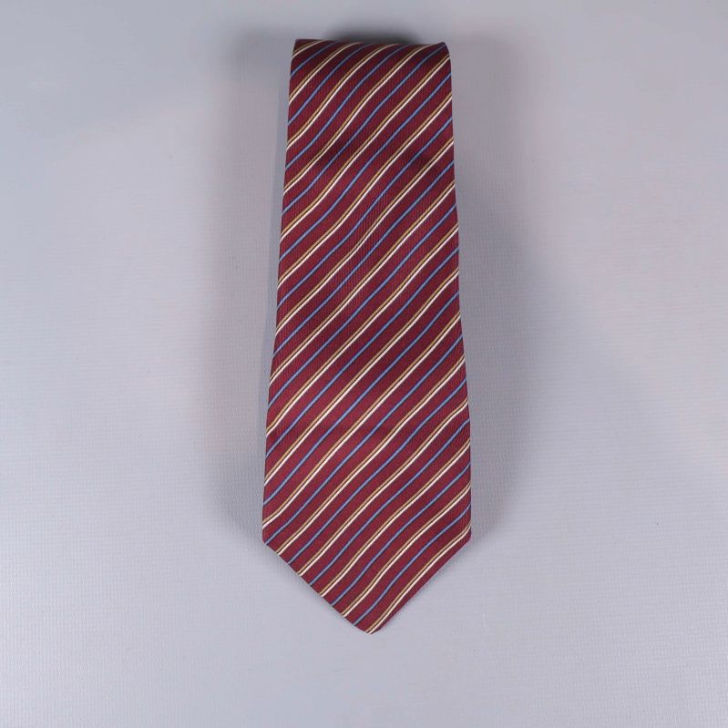 Slips med diagonala ränder liggande platt