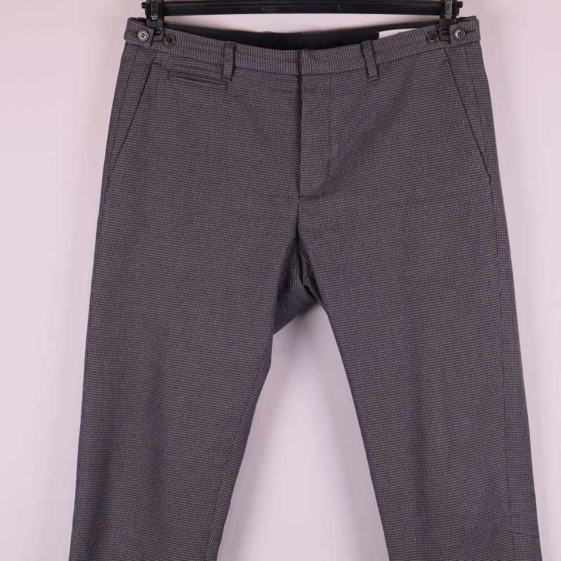 Närbild på byxornas framfickor och stängning