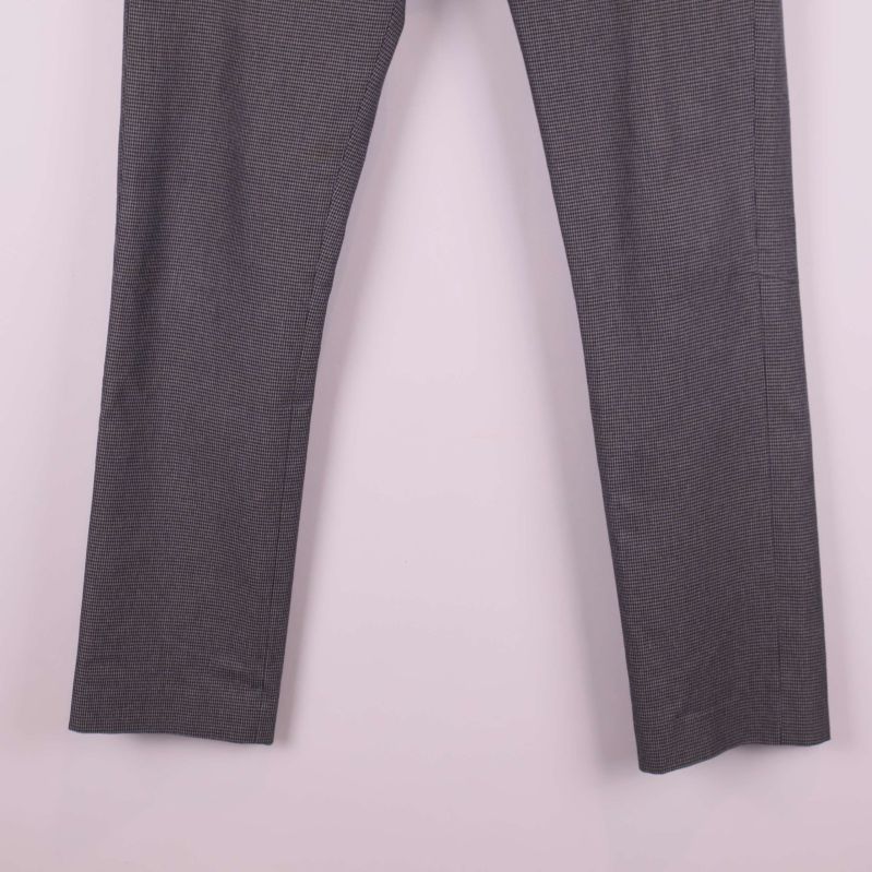 Närbild på byxbenens nedre del