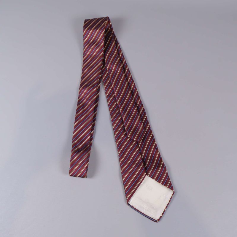 Baksida av slips med vit spets