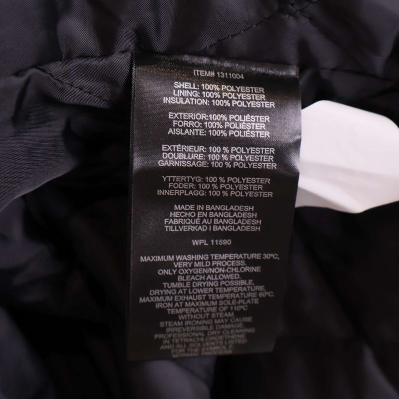 Materiallapp visar 100% polyester i jackans foder och yttertyg