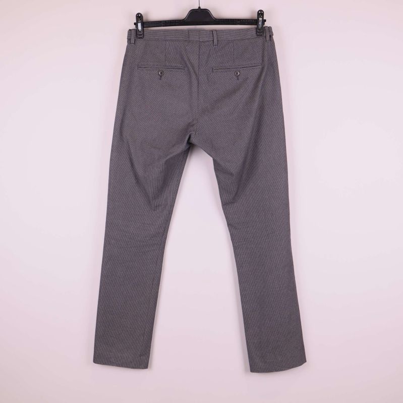 Byxor helbild bakifrån med två bakfickor