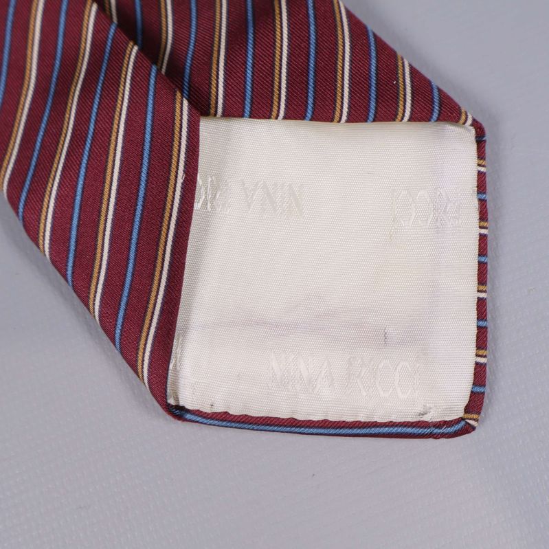 Detalj av vit spets på slipsens baksida