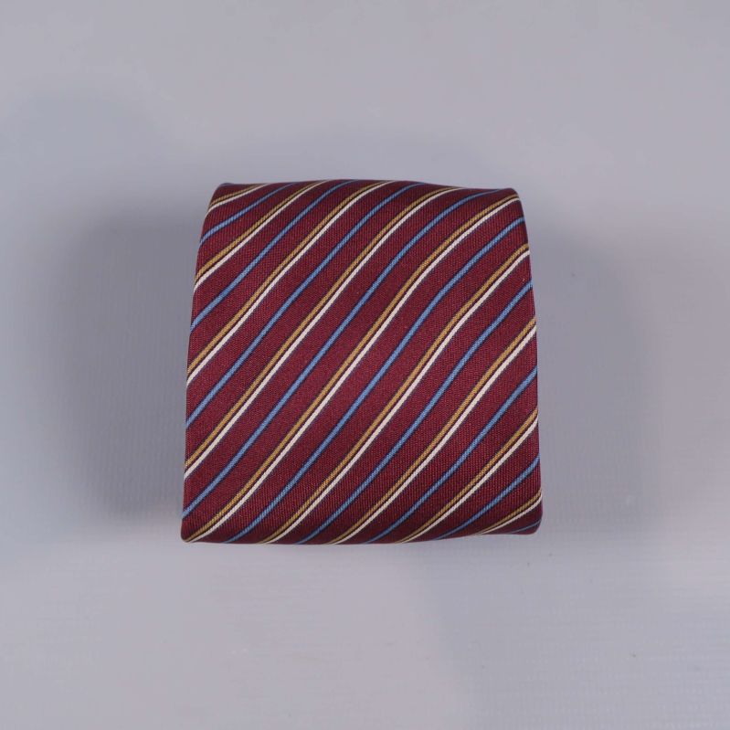 Närbild på slipsens breda ände med ränder