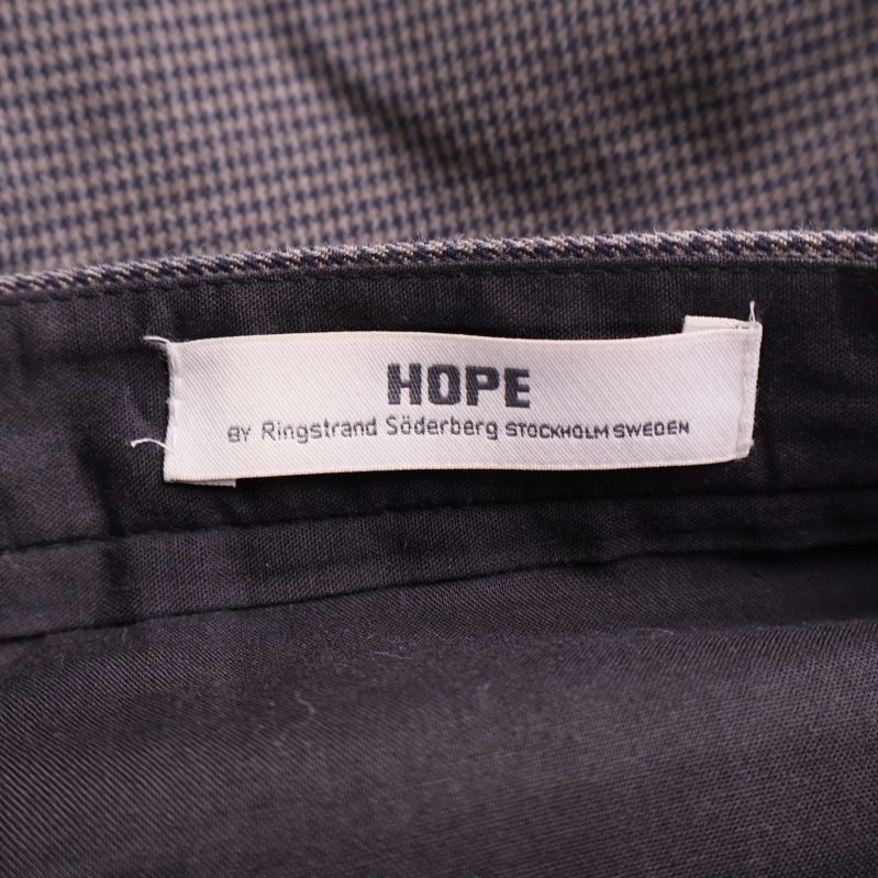 Närbild på HOPE-märke i linningen