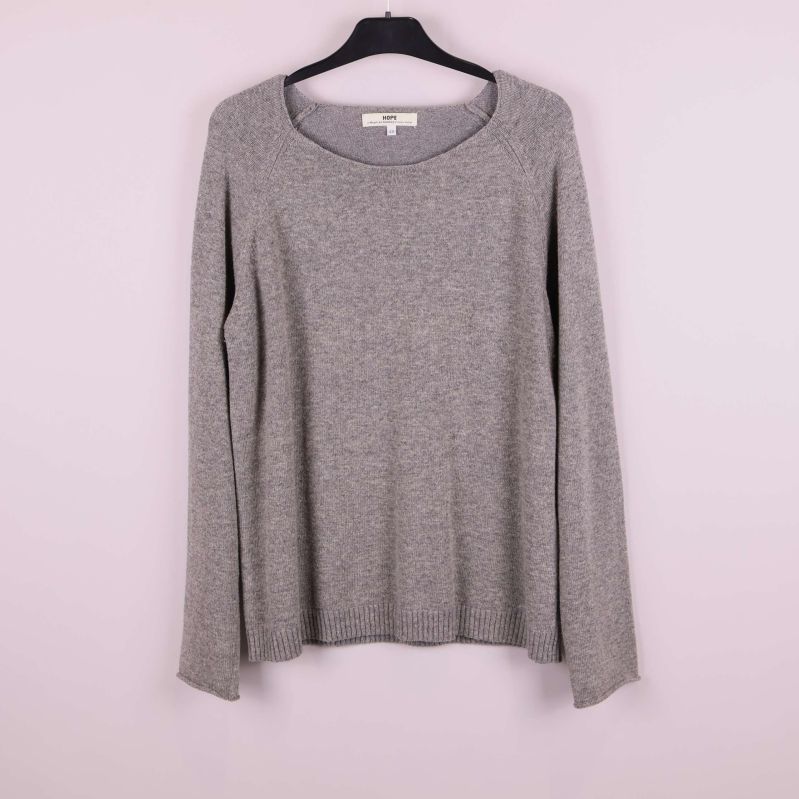 Grå stickad tröja framifrån på galge