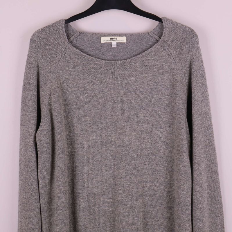 Närbild på tröjans framsida och halsringning