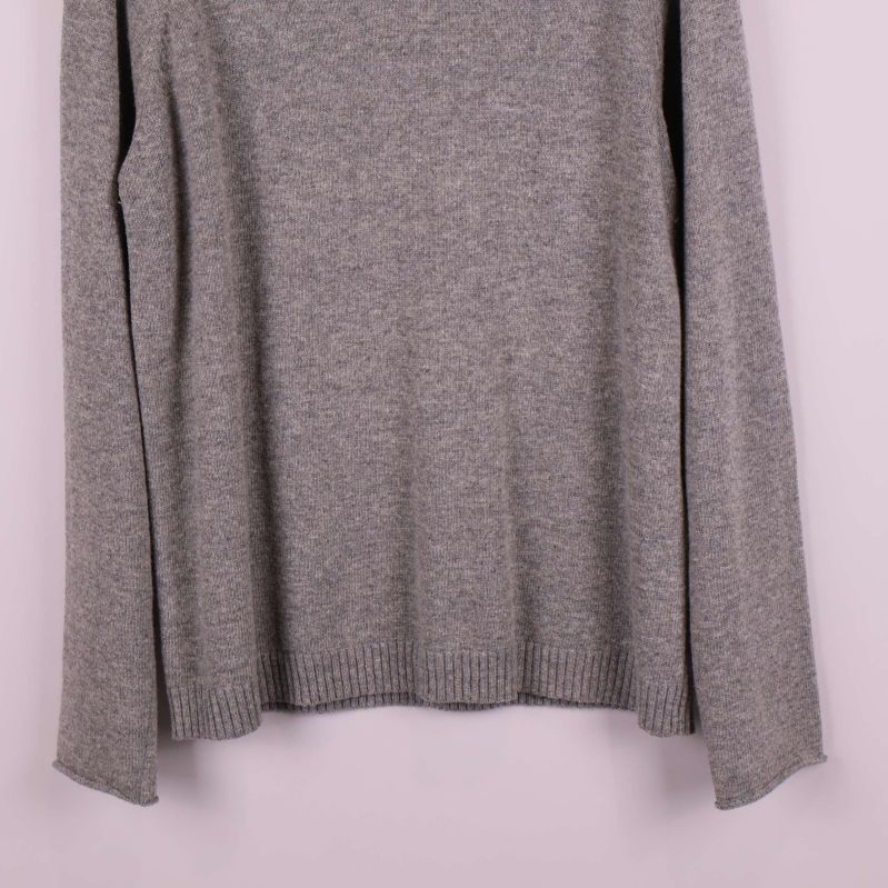 Närbild på nederkant och ärmslut med ribbad kant