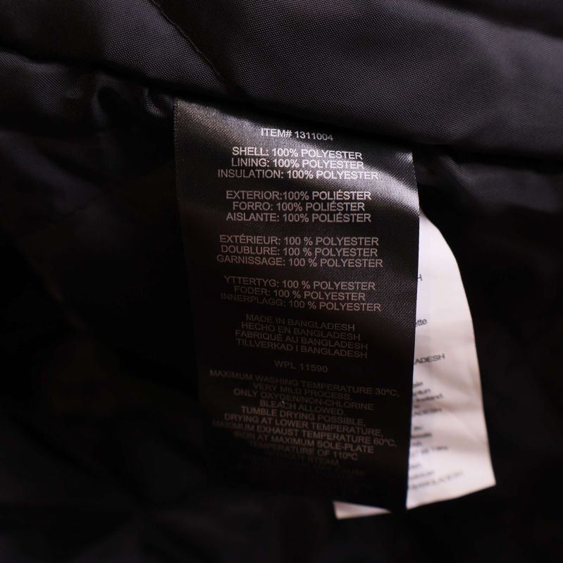 Materialetikett som visar 100% polyester på insidan