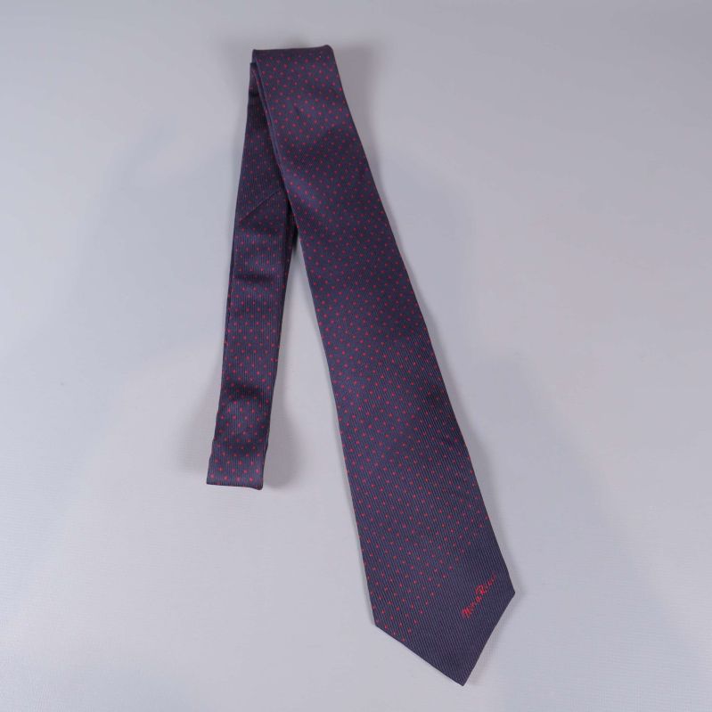 Prickig slips i mörkblått och rött, utlagd i helfigur