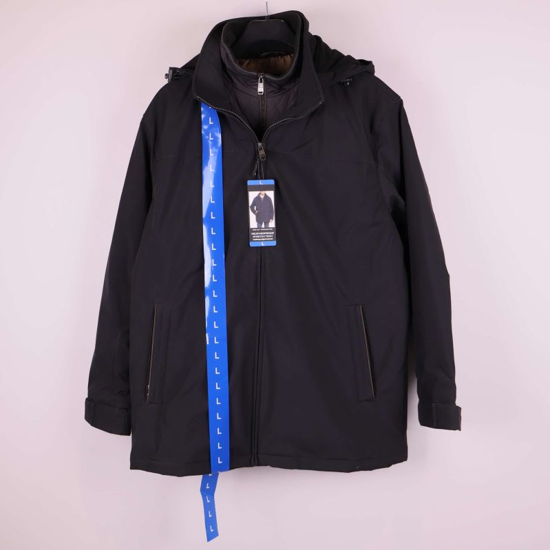 Svart jacka hängande framifrån med blått måttband