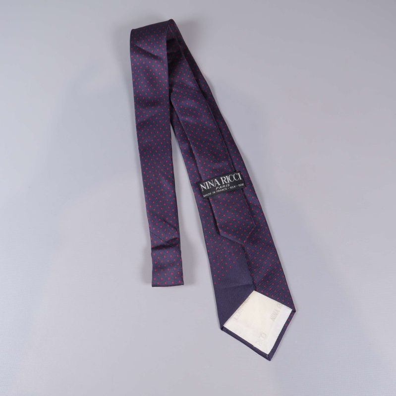 Baksida av slips med mönster och synlig Nina Ricci-etikett