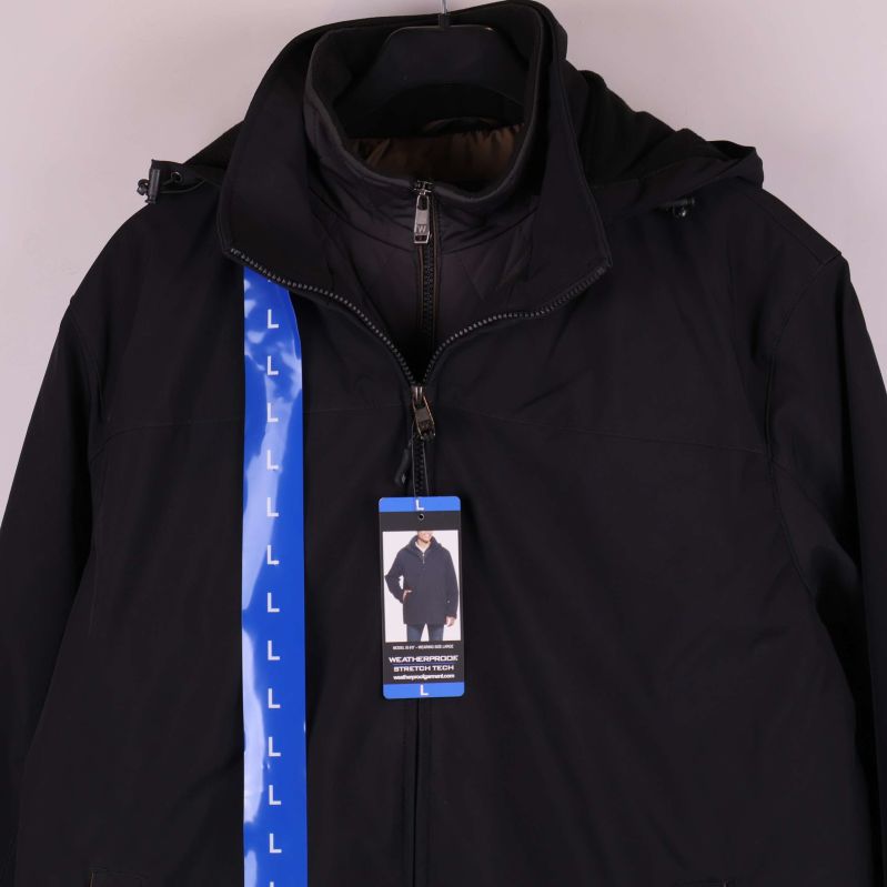 Detaljbild på jacka med etikett och dragkedja synlig