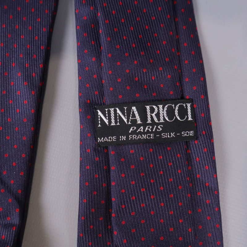 Närbild på etikett: Nina Ricci Paris, siden, made in France