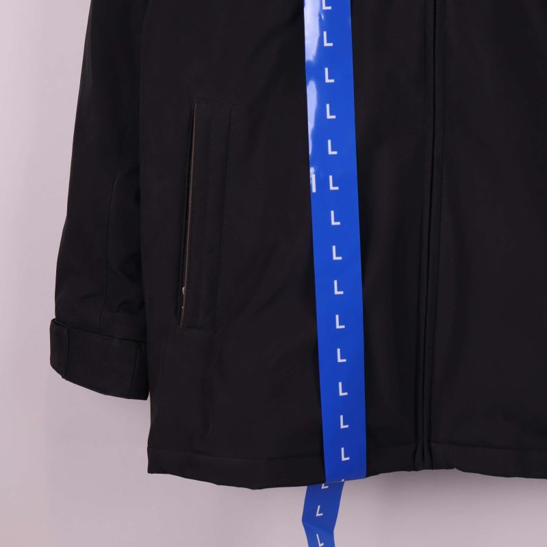 Närbild på jackans nedre del med ficka och ärmslut