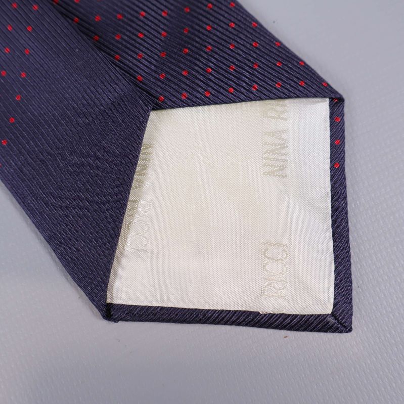 Närbild på insida med vitt tyg och diskret Nina Ricci-tryck