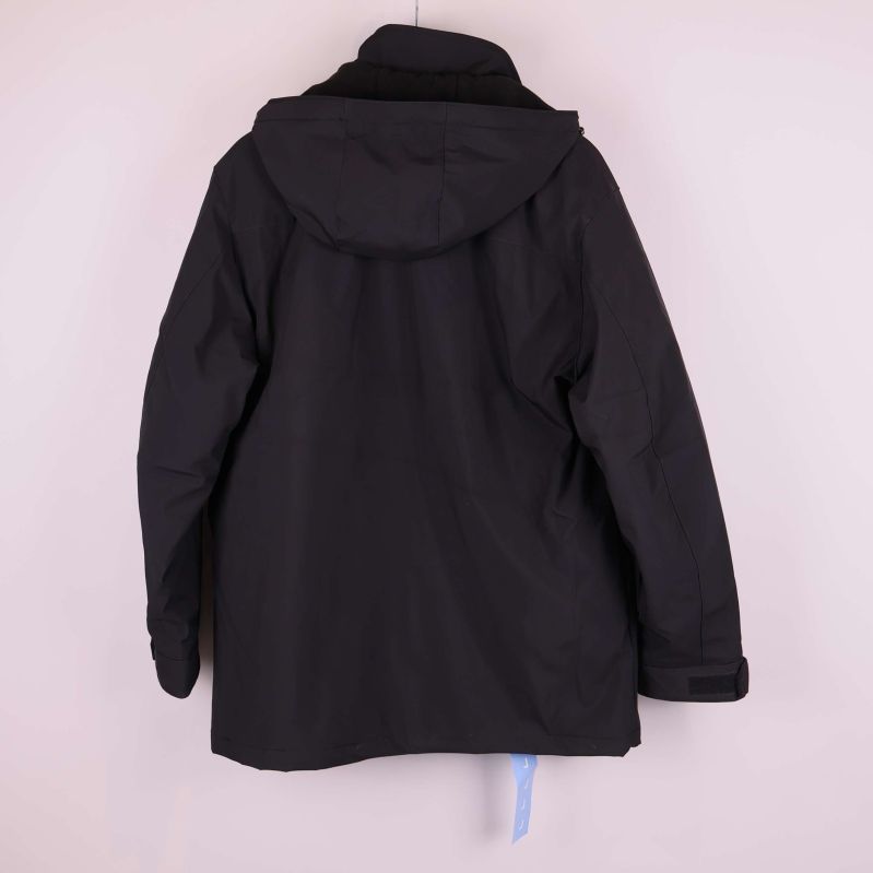 Baksida av svart jacka med huva synlig