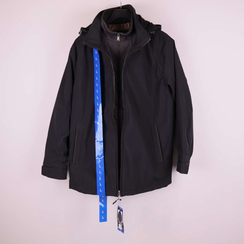 Svart jacka med huva och blått måttband längs dragkedjan