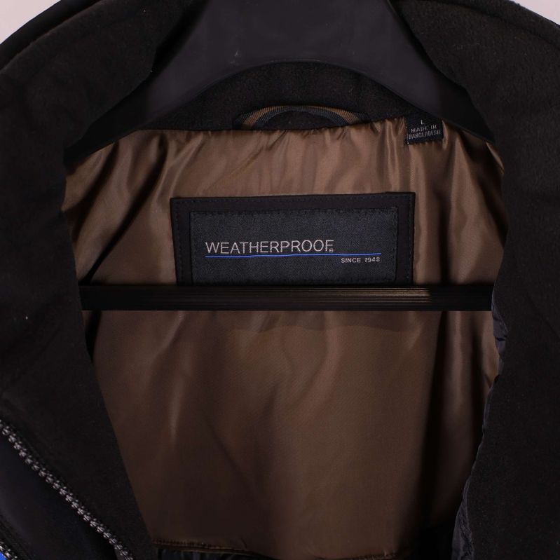 Närbild på jackans etikett med varumärket Weatherproof