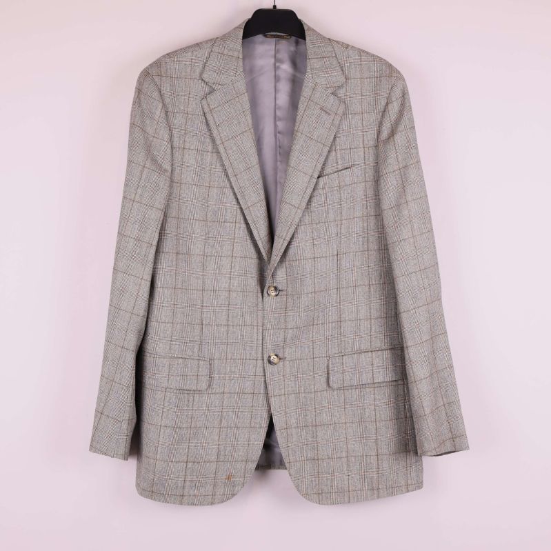 Framsidan av rutmönstrad blazer på galge