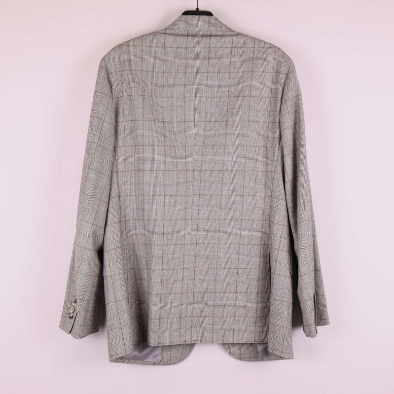 Baksidan av ljusgrå rutig blazer på galge
