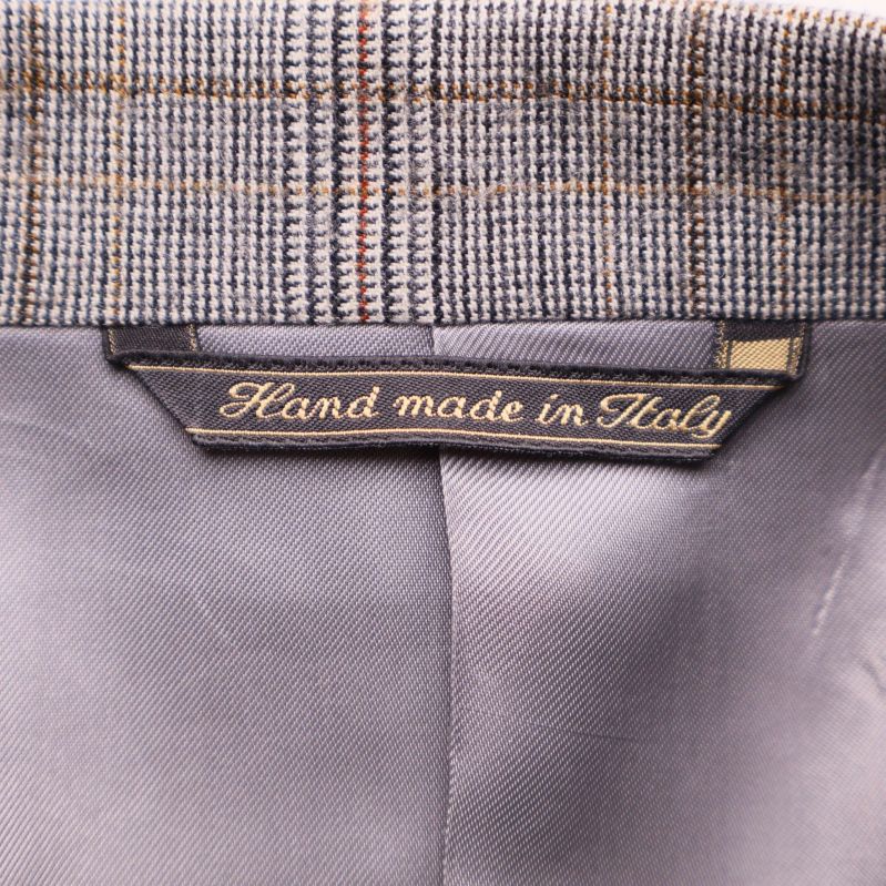 Nacketikett med texten Hand made in Italy