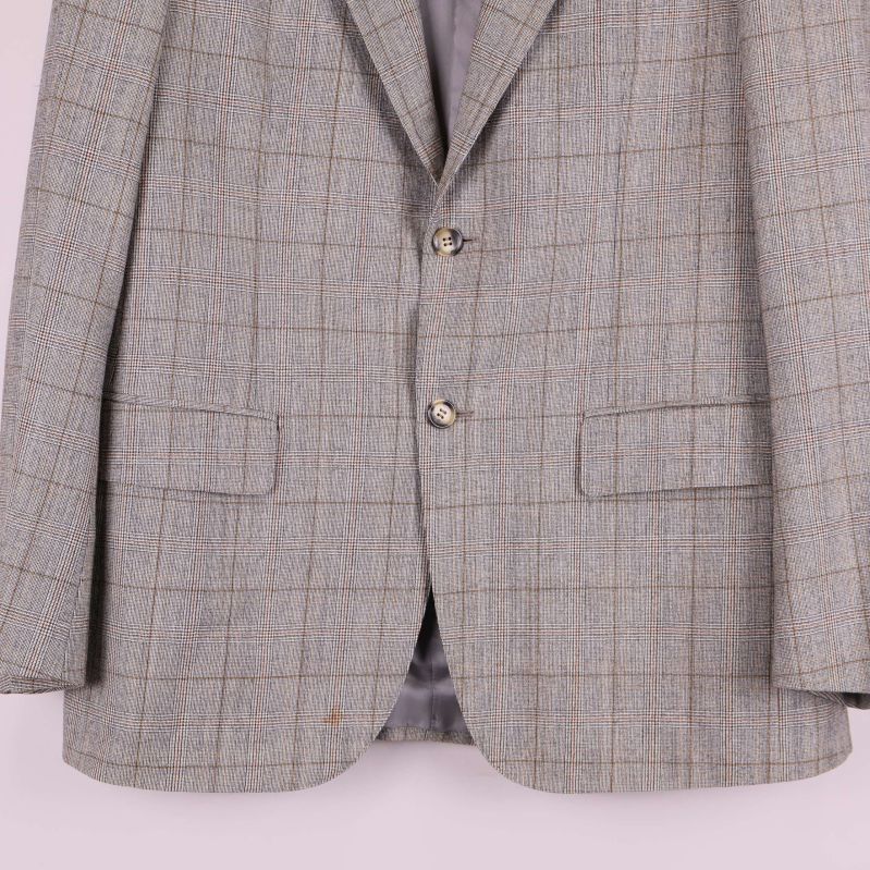 Närbild av knappslå och fickor med rutmönster