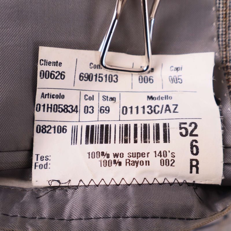 Materialetikett anger 100% ull och 100% rayon i fodret