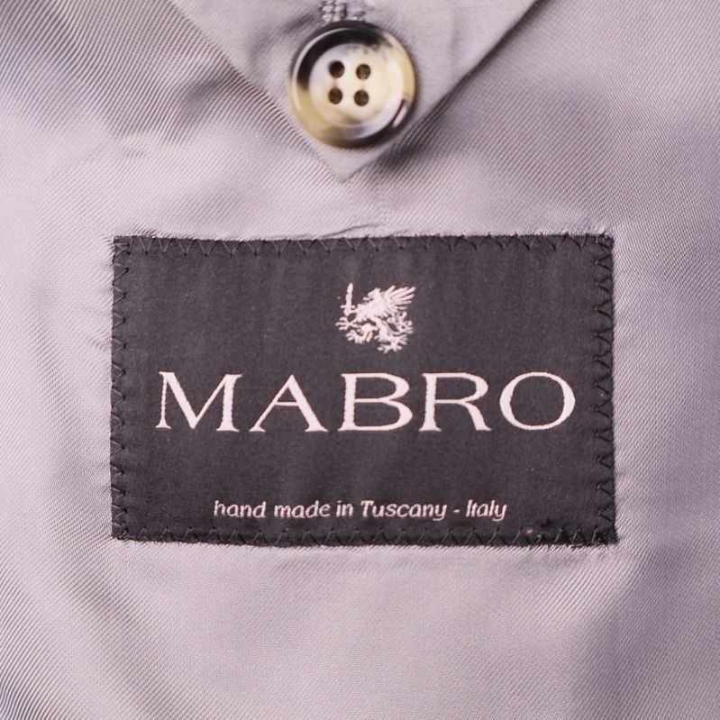 Svart inneretikett med texten Mabro hand made in Tuscany - Italy