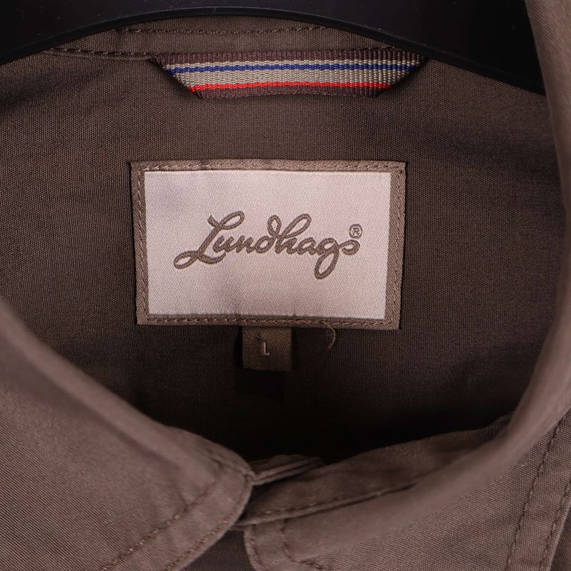 Närbild på etikett med Lundhags logotyp i krage