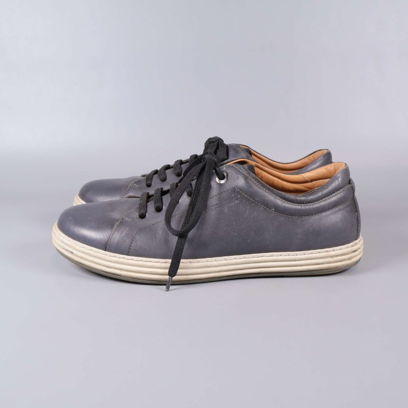 Sneakers från sidan med ljus sula och matt ovandel