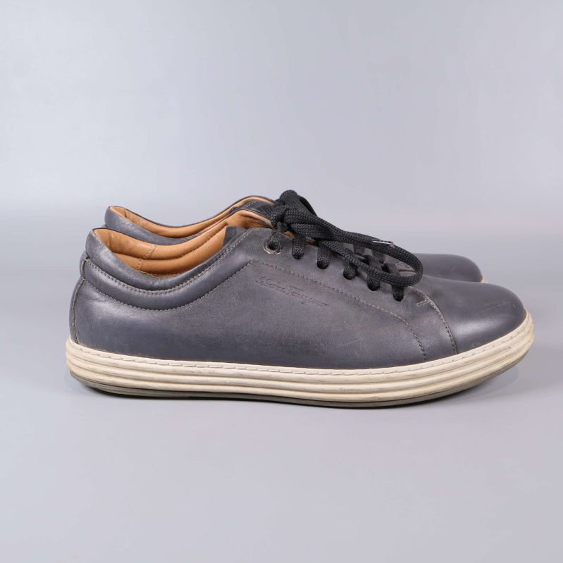 Sneakers från andra sidan visar enkel design och sömmar