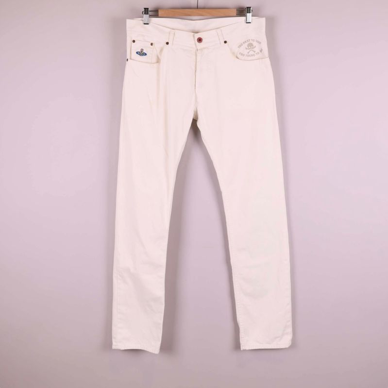 Framsida på vita raka jeans upphängda på galge