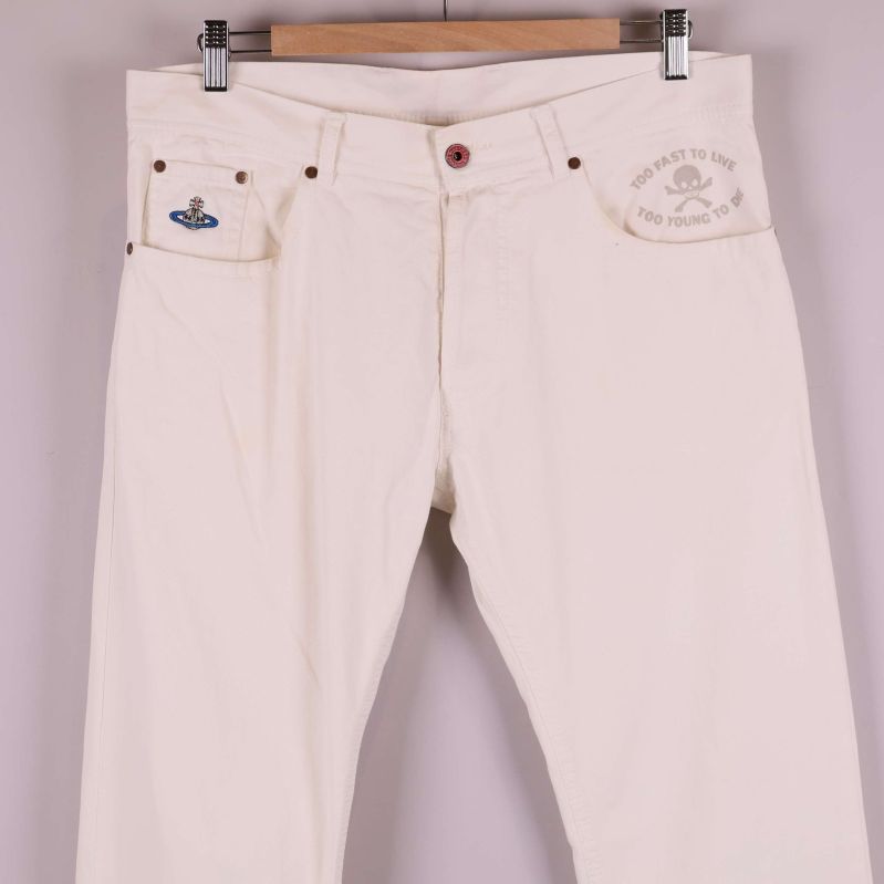 Detaljbild av fickor fram med broderi och logobrodyr